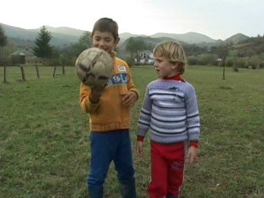 Foto copiii din Rona de Sus la joaca (c) eMaramures.ro